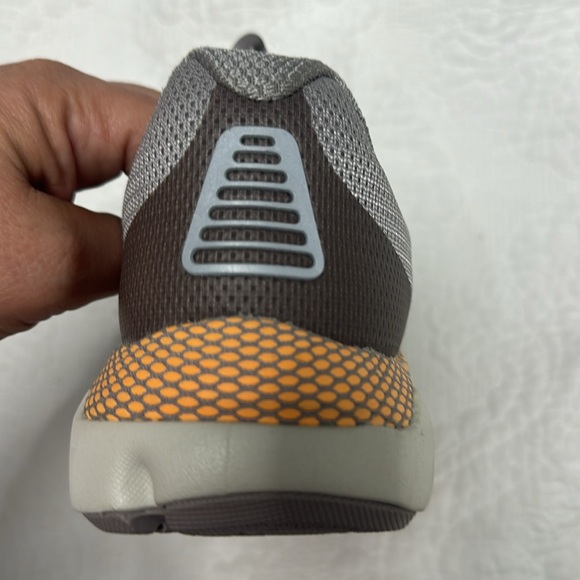 NEW! UNDER ARMOUR HOVR SNEAKERS SZ 8.5 - Picture 8 of 8